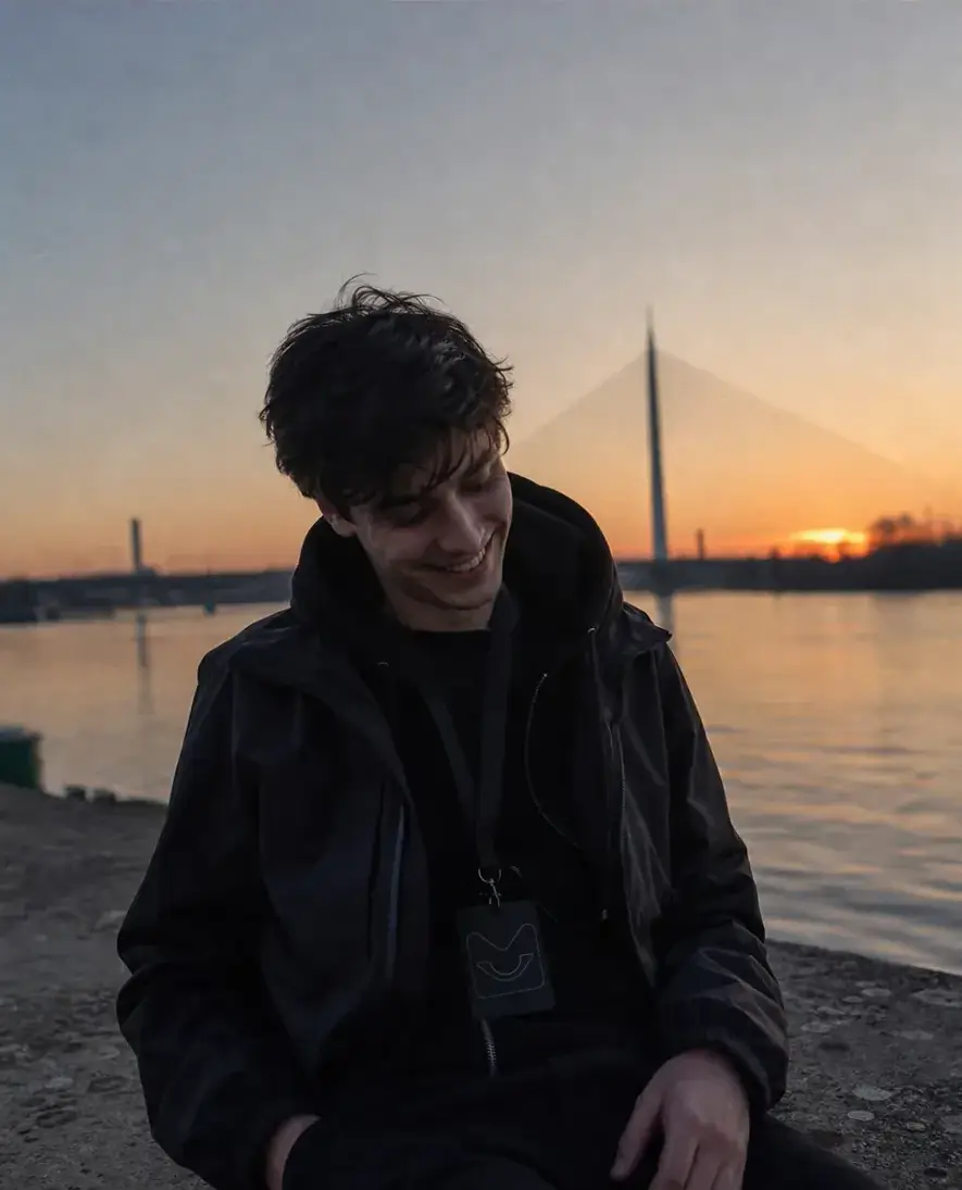 Osoba pored reke u svitanje posle provoda