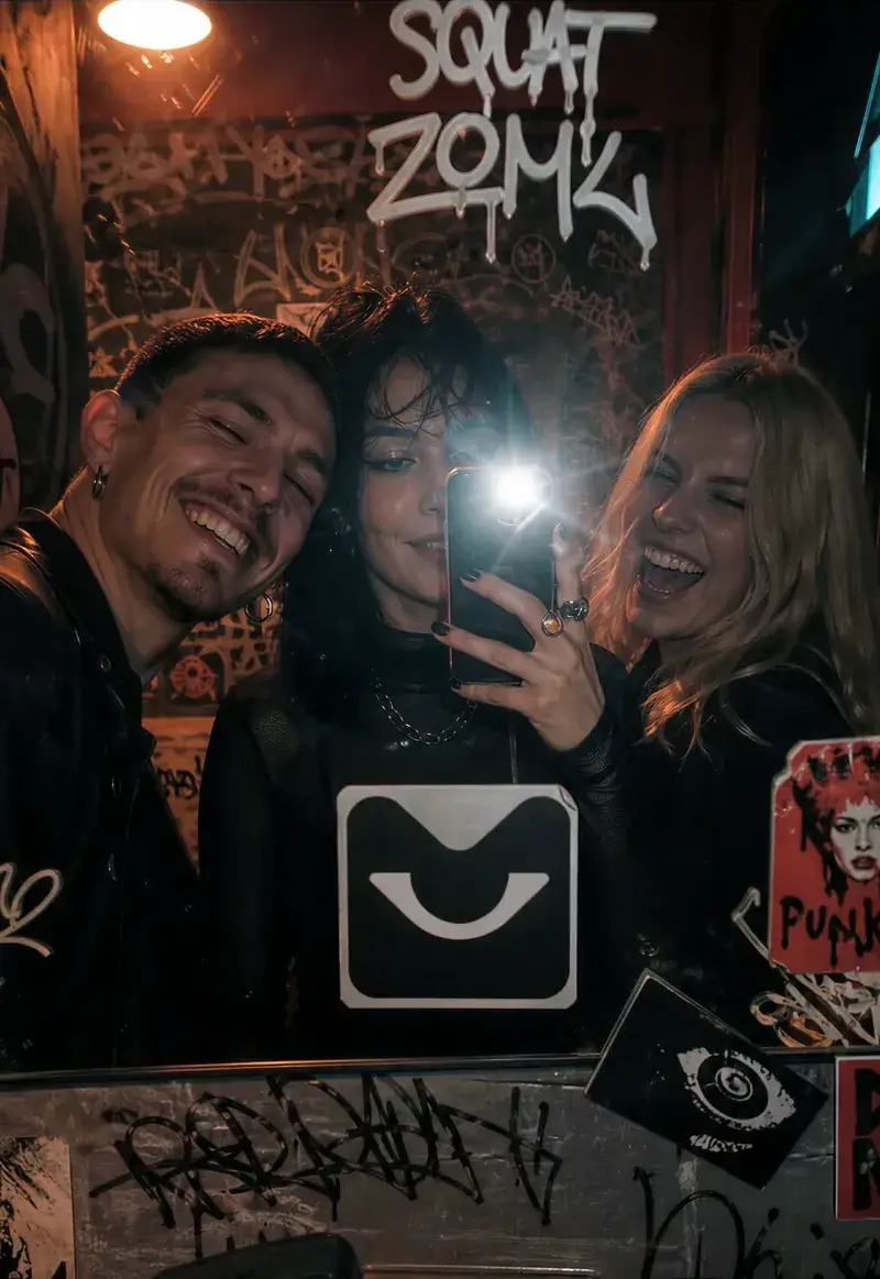 Prijatelji se fotografišu u baru prekrivenom grafitima